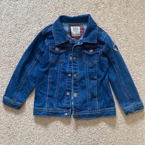 Like new 365 Kids Size 4 Cotton Button Up Denim Jacket With A Dinosaur Patch - Picture 2 of 8